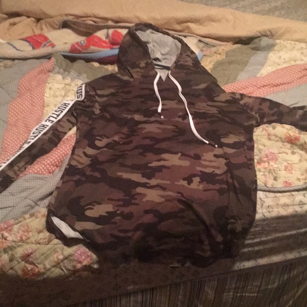 A long sleeve/sweatshirt